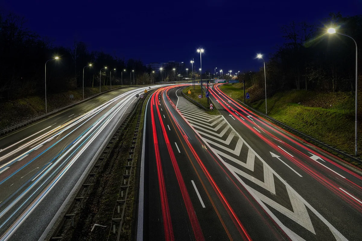 BusManiak.pl – Kamper uderzył w bariery na S7 pod Grójcem. Były utrudnienia w ruchu