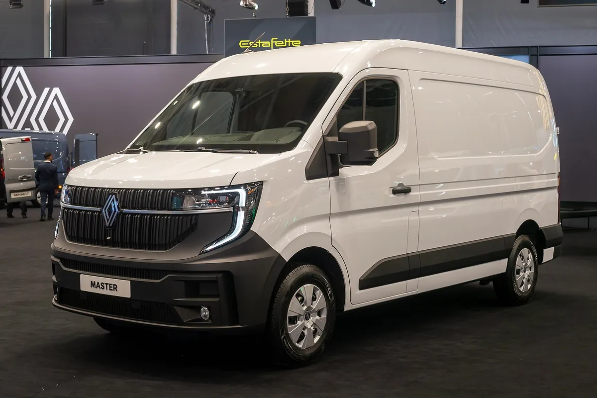 BusManiak.pl – Renault na LAT.BUS 2026: Master w roli busa pasażerskiego
